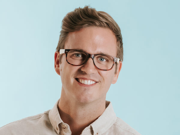 Man wearing Natural Bamboo Readers 'Oakland' Tortoiseshell