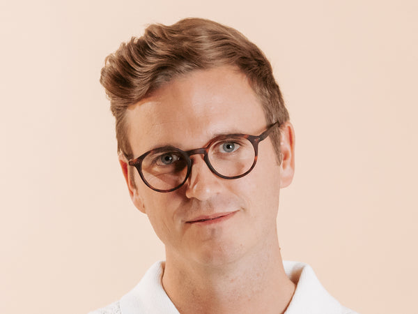 Man wearing Reading Glasses 'Sydney' Tortoiseshell