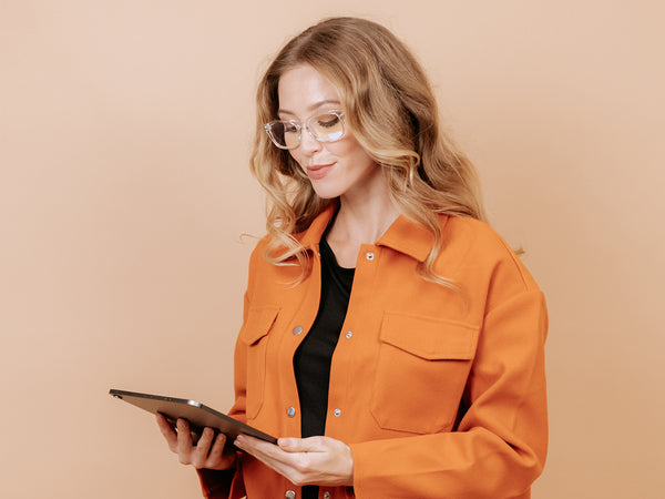 Woman wearing Blue Light Reading Glasses 'Billi' Transparent