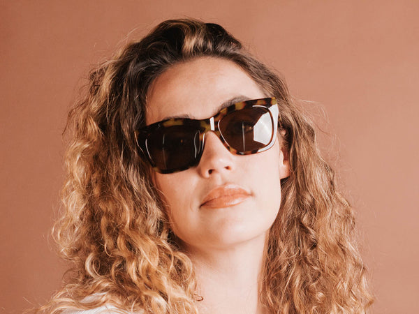 Woman wearing Reading Sunglasses 'Showtime' Tortoiseshell