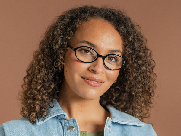 Woman wearing Reading Glasses 'Mimi' Black